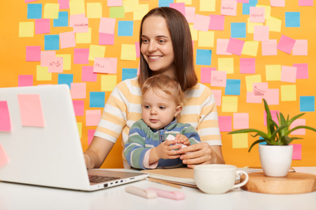 Tornare al lavoro dopo la maternità: organizzarsi senza sensi di colpa