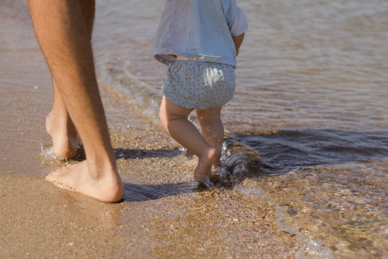 Caldo e bambini: come proteggerli? (e riconoscere il colpo di calore)