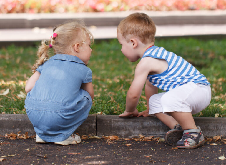 I primi rapporti di amicizia a 2-3 anni: come nascono e come accompagnarli? 