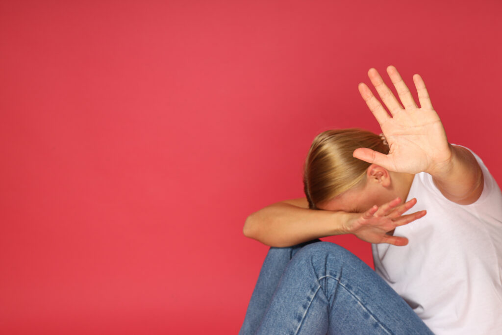 Cos’è il mom shaming e perché colpisce quasi tutte le madri? 