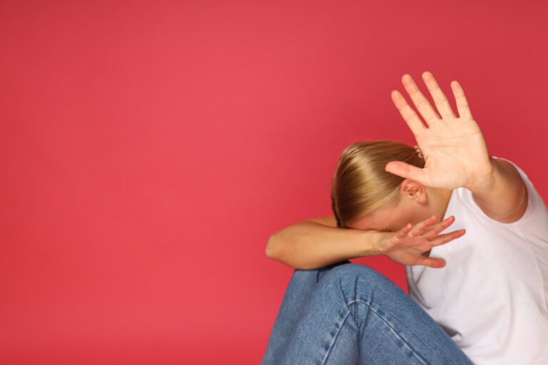 Cos’è il mom shaming e perché colpisce quasi tutte le madri? 