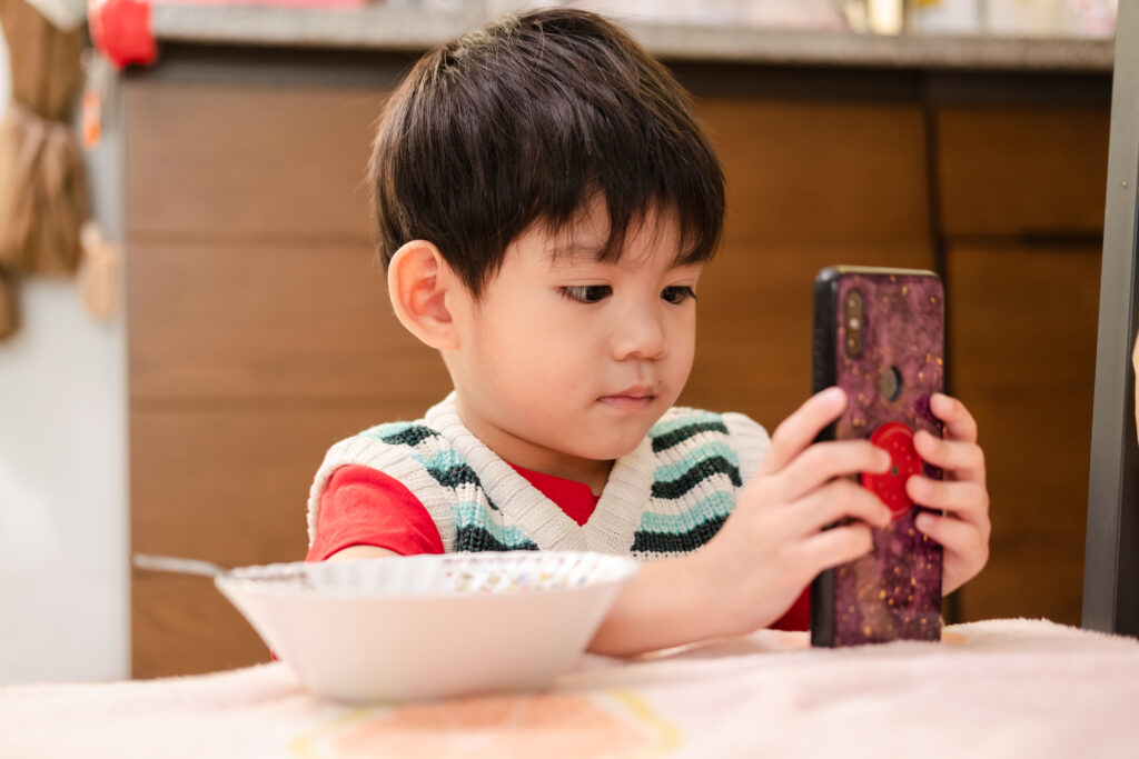 Essere genitori nell’era digitale: guida pratica per i primi 3 anni
