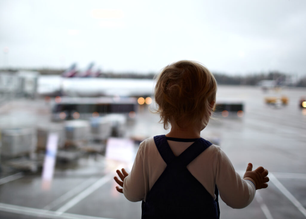 Volo lungo con bambini: come affrontare un intercontinentale